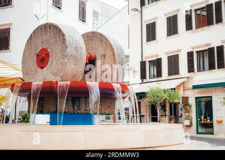 Brunnen auf dem Ivan-Kobler-Platz in Rijeka, Kroatien. Stockfoto