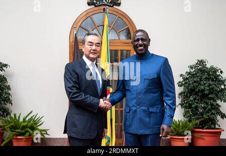 Nairobi, Kenia. 22. Juli 2023. Der kenianische Präsident William Ruto trifft sich mit Wang Yi, einem Mitglied des Politischen Büros des Zentralkomitees der Kommunistischen Partei Chinas (CPC) und Direktor des Büros der Kommission für auswärtige Angelegenheiten des CPC-Zentralkomitees, am 22. Juli 2023 in Nairobi (Kenia). Kredit: Wang Guansen/Xinhua/Alamy Live News Stockfoto