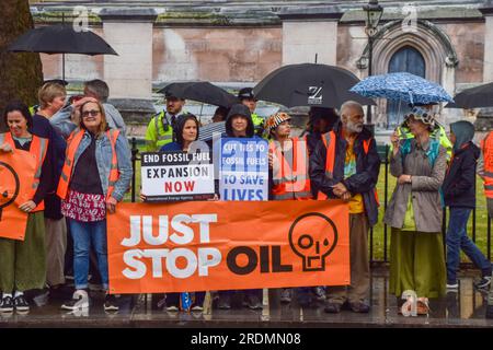 London, Großbritannien. 22. Juli 2023 Just Stop Oil-Aktivisten versammeln sich in der Nähe des Parliament Square, während sie ihre täglichen langsamen Märsche fortsetzen und fordern, dass die Regierung keine neuen Lizenzen für fossile Brennstoffe mehr ausstellt. Kredit: Vuk Valcic/Alamy Live News Stockfoto