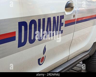 Nahaufnahme einer „Douane“-Markierung in französischer Sprache auf der Seite eines französischen Zollstreifens und Einsatzfahrzeugs Stockfoto