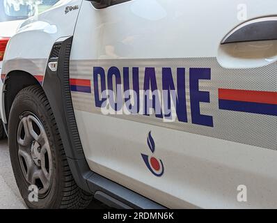 Nahaufnahme einer „Douane“-Markierung in französischer Sprache auf der Seite eines französischen Zollstreifens und Einsatzfahrzeugs Stockfoto