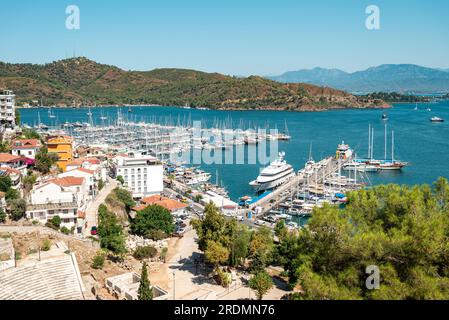 Blick von oben auf den Yachthafen in Fethiye, Türkiye an einem sonnigen Tag Stockfoto