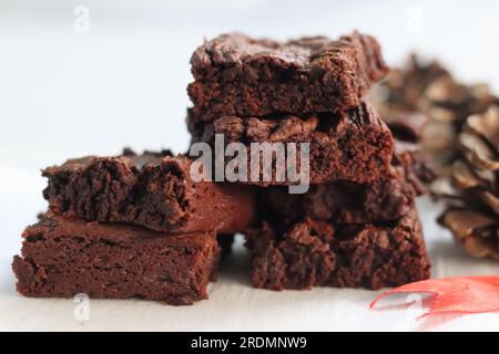 Schokoladen-Brownie ohne Eier. Selbstgebackene, flauschige Schokoladen-Brownies, in quadratische Blöcke geschnitten und übereinander gestapelt. Auf Whi geschossen Stockfoto