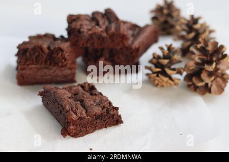 Schokoladen-Brownie ohne Eier. Selbstgebackene, flauschige Schokoladen-Brownies, in quadratische Blöcke geschnitten und übereinander gestapelt. Auf Whi geschossen Stockfoto