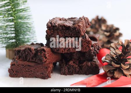 Schokoladen-Brownie ohne Eier. Selbstgebackene, flauschige Schokoladen-Brownies, in quadratische Blöcke geschnitten und übereinander gestapelt. Auf Whi geschossen Stockfoto