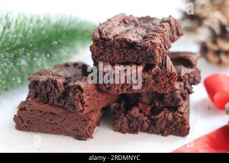 Schokoladen-Brownie ohne Eier. Selbstgebackene, flauschige Schokoladen-Brownies, in quadratische Blöcke geschnitten und übereinander gestapelt. Auf Whi geschossen Stockfoto