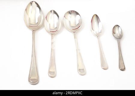 Regalia Set mit Löffeln in verschiedenen Größen aus Canteen Service Silver Besteckset, traditionelle Perlen Stockfoto