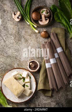 Rohe Soba-Nudeln und Kochzutat Stockfoto