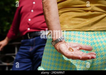 Nahaufnahme einer weiblichen Hand mit zwei Ringen. Hochzeitstag des Seniorenpaares. Valentinstag Stockfoto