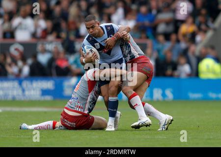 St Helens' will Hopoate (Zentrum) wird während des Halbfinalspiels des Betfred Challenge Cup im Halliwell Jones Stadium, Warrington, von Leigh Leopards' Tom Amone (rechts) und von Leigh Leopards' Robbie Mulhern angegriffen. Bilddatum: Samstag, 22. Juli 2023. Stockfoto