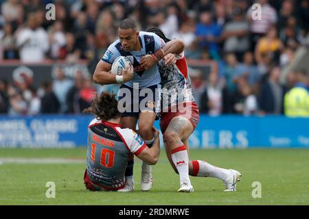 St Helens' will Hopoate (Zentrum) wird während des Halbfinalspiels des Betfred Challenge Cup im Halliwell Jones Stadium, Warrington, von Leigh Leopards' Tom Amone (rechts) und von Leigh Leopards' Robbie Mulhern angegriffen. Bilddatum: Samstag, 22. Juli 2023. Stockfoto