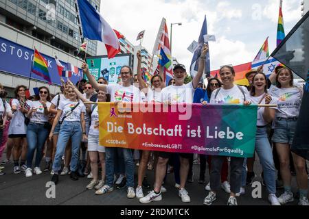 22. Juli 2023, Berlin, Deutschland: Am 22. Juli 2023 wurde die Stadt Berlin von Farbe und Kameradschaft überschwemmt, als sie den Christopher Street Day (CSD) feierte, auch bekannt als Berlin Pride. Tausende von Personen aus unterschiedlichen Hintergründen haben sich versammelt, um an diesem lebhaften Event teilzunehmen und von der Leipziger Straße zum berühmten Brandenburger Tor zu marschieren. Die Luft war voller Einheit und Stolz, als die Teilnehmer ein breites Spektrum an bunten Kostümen trugen und mit Regenbogenflaggen wedelten, ein universelles Symbol der Unterstützung für die LGBTQ-Community. Die Veranstaltung war jedoch mehr als nur eine Feier. Es diente als volksbefreiungsarmee Stockfoto