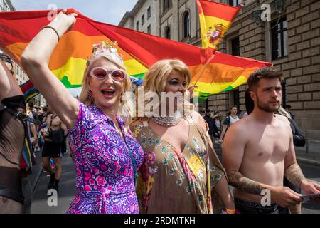22. Juli 2023, Berlin, Deutschland: Am 22. Juli 2023 wurde die Stadt Berlin von Farbe und Kameradschaft überschwemmt, als sie den Christopher Street Day (CSD) feierte, auch bekannt als Berlin Pride. Tausende von Personen aus unterschiedlichen Hintergründen haben sich versammelt, um an diesem lebhaften Event teilzunehmen und von der Leipziger Straße zum berühmten Brandenburger Tor zu marschieren. Die Luft war voller Einheit und Stolz, als die Teilnehmer ein breites Spektrum an bunten Kostümen trugen und mit Regenbogenflaggen wedelten, ein universelles Symbol der Unterstützung für die LGBTQ-Community. Die Veranstaltung war jedoch mehr als nur eine Feier. Es diente als volksbefreiungsarmee Stockfoto