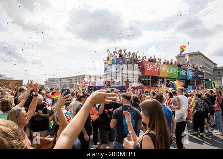 22. Juli 2023, Berlin, Deutschland: Am 22. Juli 2023 wurde die Stadt Berlin von Farbe und Kameradschaft überschwemmt, als sie den Christopher Street Day (CSD) feierte, auch bekannt als Berlin Pride. Tausende von Personen aus unterschiedlichen Hintergründen haben sich versammelt, um an diesem lebhaften Event teilzunehmen und von der Leipziger Straße zum berühmten Brandenburger Tor zu marschieren. Die Luft war voller Einheit und Stolz, als die Teilnehmer ein breites Spektrum an bunten Kostümen trugen und mit Regenbogenflaggen wedelten, ein universelles Symbol der Unterstützung für die LGBTQ-Community. Die Veranstaltung war jedoch mehr als nur eine Feier. Es diente als volksbefreiungsarmee Stockfoto