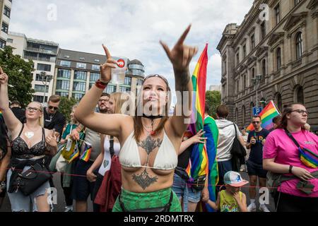 22. Juli 2023, Berlin, Deutschland: Am 22. Juli 2023 wurde die Stadt Berlin von Farbe und Kameradschaft überschwemmt, als sie den Christopher Street Day (CSD) feierte, auch bekannt als Berlin Pride. Tausende von Personen aus unterschiedlichen Hintergründen haben sich versammelt, um an diesem lebhaften Event teilzunehmen und von der Leipziger Straße zum berühmten Brandenburger Tor zu marschieren. Die Luft war voller Einheit und Stolz, als die Teilnehmer ein breites Spektrum an bunten Kostümen trugen und mit Regenbogenflaggen wedelten, ein universelles Symbol der Unterstützung für die LGBTQ-Community. Die Veranstaltung war jedoch mehr als nur eine Feier. Es diente als volksbefreiungsarmee Stockfoto