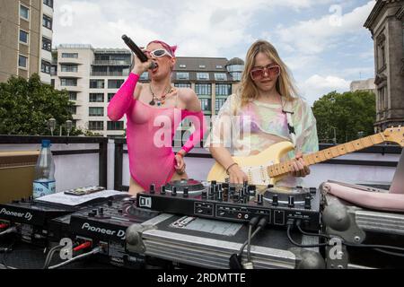 22. Juli 2023, Berlin, Deutschland: Am 22. Juli 2023 wurde die Stadt Berlin von Farbe und Kameradschaft überschwemmt, als sie den Christopher Street Day (CSD) feierte, auch bekannt als Berlin Pride. Tausende von Personen aus unterschiedlichen Hintergründen haben sich versammelt, um an diesem lebhaften Event teilzunehmen und von der Leipziger Straße zum berühmten Brandenburger Tor zu marschieren. Die Luft war voller Einheit und Stolz, als die Teilnehmer ein breites Spektrum an bunten Kostümen trugen und mit Regenbogenflaggen wedelten, ein universelles Symbol der Unterstützung für die LGBTQ-Community. Die Veranstaltung war jedoch mehr als nur eine Feier. Es diente als volksbefreiungsarmee Stockfoto
