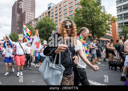 22. Juli 2023, Berlin, Deutschland: Am 22. Juli 2023 wurde die Stadt Berlin von Farbe und Kameradschaft überschwemmt, als sie den Christopher Street Day (CSD) feierte, auch bekannt als Berlin Pride. Tausende von Personen aus unterschiedlichen Hintergründen haben sich versammelt, um an diesem lebhaften Event teilzunehmen und von der Leipziger Straße zum berühmten Brandenburger Tor zu marschieren. Die Luft war voller Einheit und Stolz, als die Teilnehmer ein breites Spektrum an bunten Kostümen trugen und mit Regenbogenflaggen wedelten, ein universelles Symbol der Unterstützung für die LGBTQ-Community. Die Veranstaltung war jedoch mehr als nur eine Feier. Es diente als volksbefreiungsarmee Stockfoto