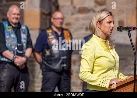 Ratingen, Deutschland. 22. Juli 2023. Daniela Lesmeister, Staatssekretärin im Innenministerium von Nordrhein-Westfalen, spricht bei der Gedenkfeier nach der Motorradsternfahrt zugunsten der Opfer des Angriffs in Ratingen im Mai, bei dem auch mehrere Einsatzkräfte schwer verletzt wurden. Bei einer Explosion wurden 35 Menschen verletzt. Das Motto der Charity-Motorradfahrt lautet „Keine Gewalt gegen Rettungsdienste“. Kredit: Christoph Reichwein/dpa/Alamy Live News Stockfoto