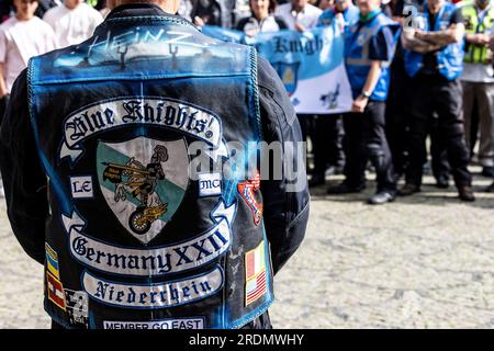 Ratingen, Deutschland. 22. Juli 2023. Ein Mitglied der Blauen Ritter, ein Motorradklub von Polizeibeamten, steht während der Gedenkfeier nach der Motorradsternfahrt für die Opfer des Angriffs in Ratingen im Mai, bei der auch mehrere Rettungskräfte schwer verletzt wurden. Bei einer Explosion wurden 35 Menschen verletzt. Das Motto der Charity-Motorradfahrt lautet „Keine Gewalt gegen Rettungsdienste“. Kredit: Christoph Reichwein/dpa/Alamy Live News Stockfoto