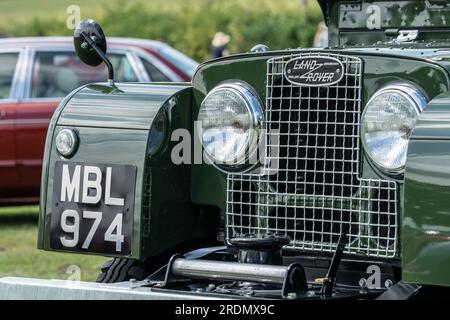 Nahaufnahme des Kühlergrills und der Scheinwerfer der Land Rover Serie 1 Classic Stockfoto