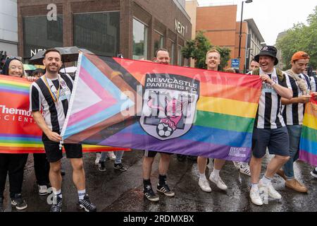 Newcastle upon Tyne, Großbritannien. 22. Juli 2023 Northern Pride Parade für LGBTQIA+ Sichtbarkeit, um Vielfalt zu feiern und Integration zu fordern. Der Regen auf der Parade hat die Tausenden von Teilnehmern nicht abgeschreckt, die durch die Stadt und auf die offizielle Seite für ein Wochenende voller Unterhaltung gingen. Die Mission der Veranstaltung „Remember, Resist and Rise Up“ unterstreicht den anhaltenden Kampf der Gemeinschaft und markiert gleichzeitig 20 Jahre seit der Aufhebung von Abschnitt 28. Kredit: Hazel Plater/Alamy Live News Stockfoto