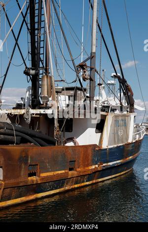 Fischerboote stehen im Hafen von Hyannis neben dem Bismore Park in Schlange. Der Sommer ist hier groß, Restaurants, Boote auf dem Nantucket Sound. Cape Cod. Art Wal Stockfoto