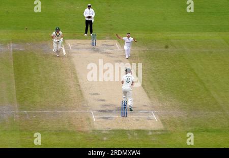 Mark Wood aus England (rechts) reagiert nach dem Bowling auf Mitchell Marsh aus Australien (zweite rechts) am vierten Tag des vierten Testspiels der LV= Insurance Ashes Series in Emirates Old Trafford, Manchester. Bilddatum: Samstag, 22. Juli 2023. Stockfoto