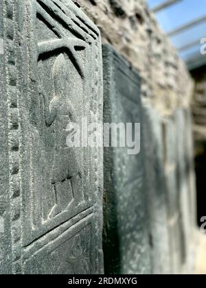 Die Kilmartin Stones - Grabplatten aus alten schottischen Thanen und Rittern. Teil von Kilmartin Glen, Argyll, Schottland Stockfoto