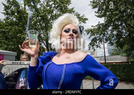 22. Juli 2023, Berlin, Deutschland: Am 22. Juli 2023 wurde die Stadt Berlin von Farbe und Kameradschaft überschwemmt, als sie den Christopher Street Day (CSD) feierte, auch bekannt als Berlin Pride. Tausende von Personen aus unterschiedlichen Hintergründen haben sich versammelt, um an diesem lebhaften Event teilzunehmen und von der Leipziger Straße zum berühmten Brandenburger Tor zu marschieren. Die Luft war voller Einheit und Stolz, als die Teilnehmer ein breites Spektrum an bunten Kostümen trugen und mit Regenbogenflaggen wedelten, ein universelles Symbol der Unterstützung für die LGBTQ-Community. Die Veranstaltung war jedoch mehr als nur eine Feier. Es diente als volksbefreiungsarmee Stockfoto