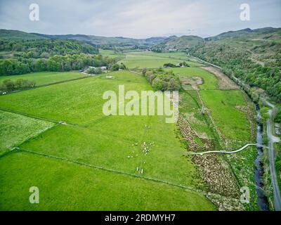 Ein Blick nach Norden auf Kilmartin Glen, von den NorthLargie Standing Stones bis zur Kilmartin Church, mit Ausrichtung auf Nether Largie Cairns dazwischen Stockfoto