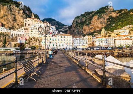 Amalfi, Italien - 26. Dezember 2022: Blick auf Amalfi vom Pier Stockfoto