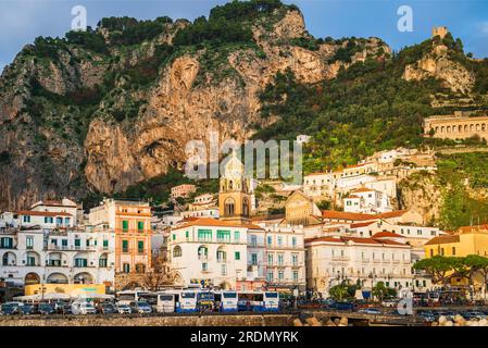 Amalfi, Italien - 26. Dezember 2022: Amalfi Stadt voll mit Tourbussen Stockfoto