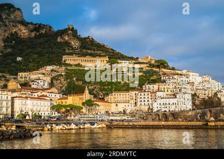 Amalfi, Italien - 26. Dezember 2022: Amalfi ist die wichtigste Küstenstadt, an der es liegt (Amalfiküste), ist zusammen mit Othe ein Touristenziel Stockfoto