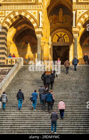 Amalfi, Italien - 26. Dez. 2022: Sargträger, die den Sarg die Treppe hinauf in der Kathedrale von Amalfi tragen Stockfoto