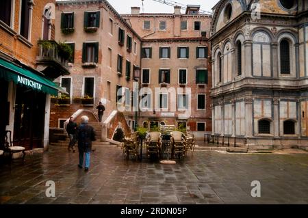 Santa Maria dei Miracoli und Ponte Santa Maria Nova in Venedig, Italien Stockfoto