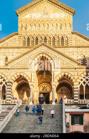 Amalfi, Italien - 26. Dezember 2022: Sarg führt während der Beerdigung in die Kathedrale von Amalfi Stockfoto