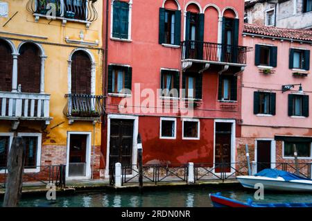 Venezianische Kanalhäuser der Renaissance in Venedig, Italien Stockfoto