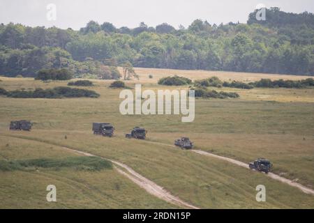 Ein Konvoi britischer Armeefahrzeuge, die auf dem Land unterwegs sind, bei einer militärischen Übung Stockfoto