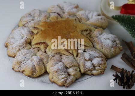 Zuckerbeschichtetes Zimtsternbrot. Es ist ein süßes Brot im Pull-Apart-Stil, eine Auswahl an klassischen Zimtbrötchen. Die Zucker- und Zimtfüllung gibt dem Brot Stockfoto