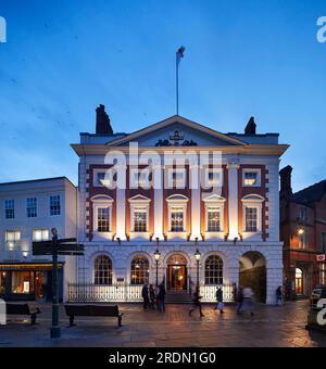 Beleuchtetes Gebäude in der Abenddämmerung. York Mansion House, York, Großbritannien. Architekt: De Matos Ryan, 2018. Stockfoto