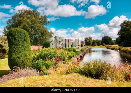 Blick auf den See entlang der Gärten in Forde Abbey, Chard, Somerset, Großbritannien Stockfoto