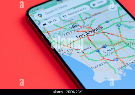 New York, USA - 21. Juli 2023: Autoverkehr in Los Angeles auf google Maps in der Nahaufnahme des Smartphone-Bildschirms Stockfoto