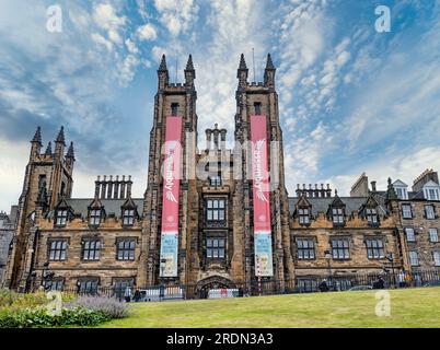 Versammlung auf dem historischen Mound während des Fringe Festivals, Edinburgh, Schottland, Großbritannien Stockfoto