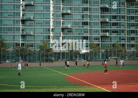 Fußballfeld im Gantry Plaza State Park in Long Island City, Queens, New York Stockfoto