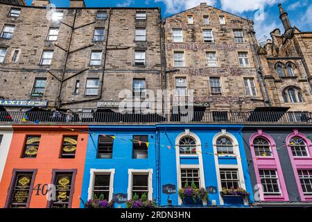 Farbenfroh gemalte historische Mietshäuser in der Victoria Street, Edinburgh, Schottland, Großbritannien Stockfoto