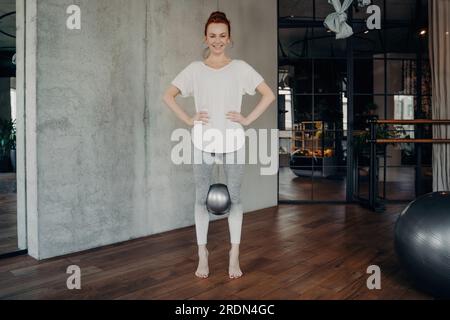 Frau tragen weiße leggings Mockup, auf Grau isoliert. Frauen in