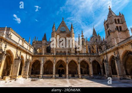 Kloster der Kathedrale Santa María de Regla de Leon. Castilla León, Spanien. Die Kathedrale von León ist das berühmte Wahrzeichen der Stadt. Die Geschichte beginnt in Stockfoto