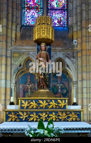 Statue der schwangeren Jungfrau Maria in der Kathedrale Santa María de Regla de Leon. Castilla León, Spanien. Die Kathedrale von León ist das berühmte Landma der Stadt Stockfoto