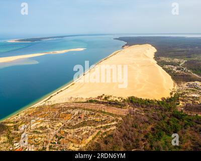 High Angle Drone Point an der Dune of Pilat, 60 km südwestlich von Bordeaux, entlang der französischen Atlantikküste. Es ist die höchste Sanddüne in Europa. Stockfoto