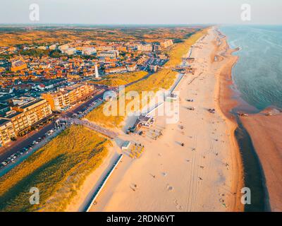 High Angle Drone Point of View im Küstendorf Egmond aan Zee, Nordholland, Niederlande am Frühlingstag bei Sonnenuntergang Stockfoto